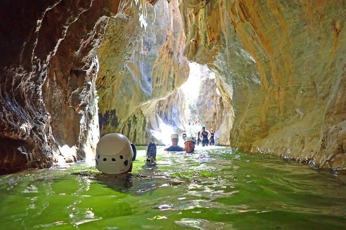 un gruppo di persone nell'acqua in una grotta