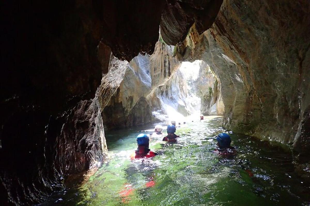 un gruppo di persone che nuotano in una grotta