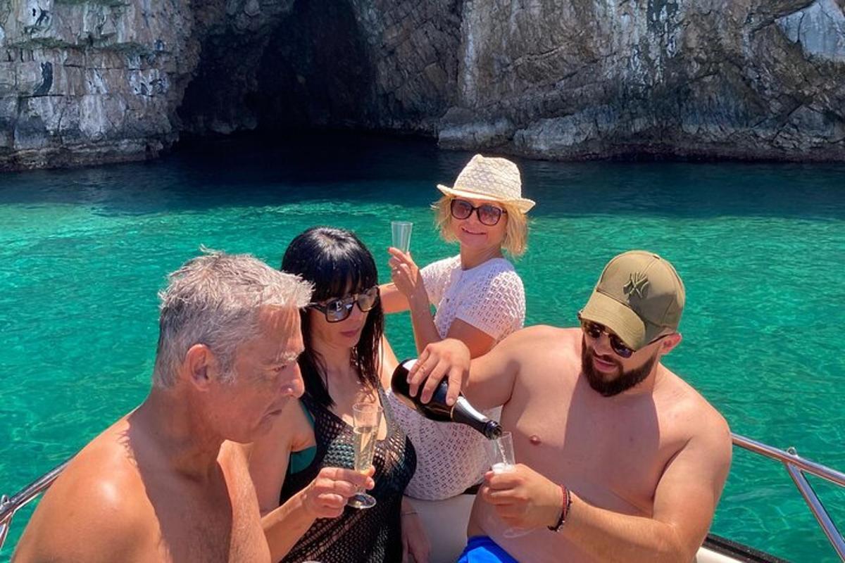 grupp inimesi paadis vees