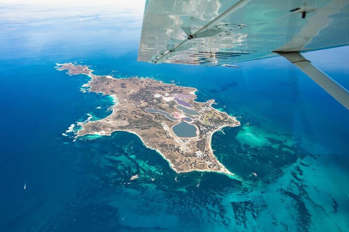 o insulă în ocean văzută din aripa unui avion