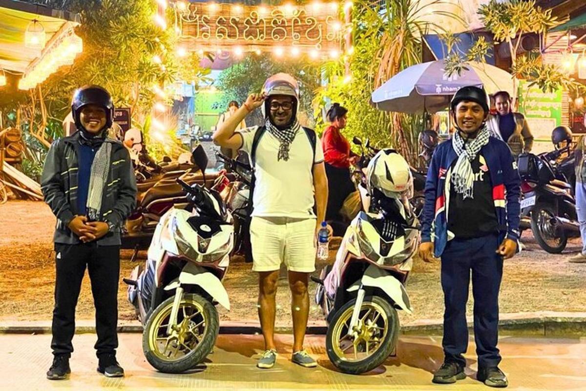 un gruppo di tre uomini in piedi accanto alle motociclette