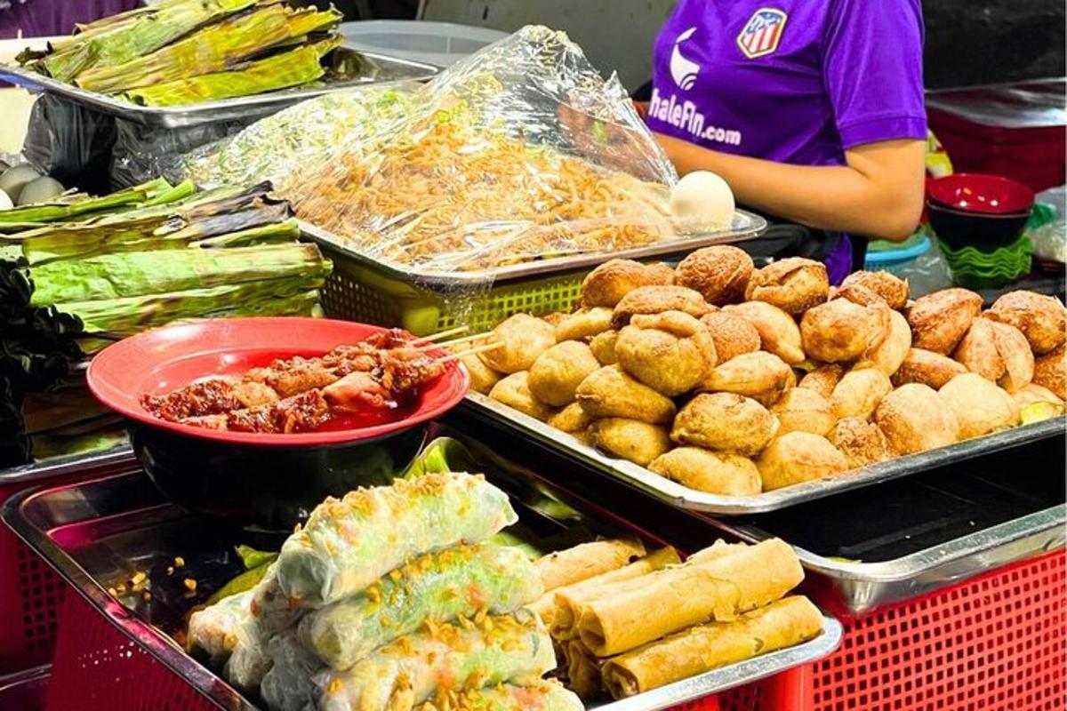 Un buffet lleno de diferentes tipos de comida en bandejas.