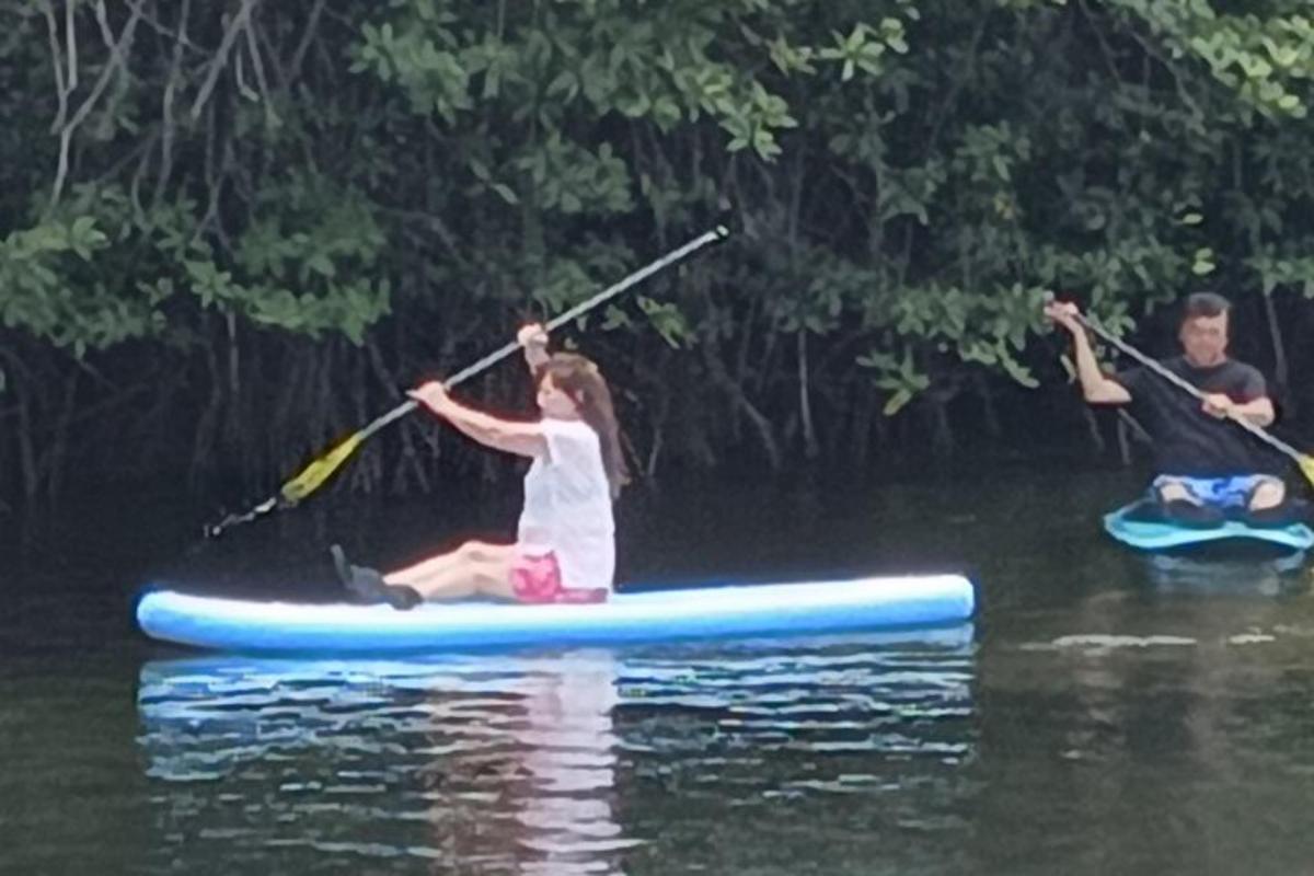 zwei Personen auf einem Paddle-Board im Wasser