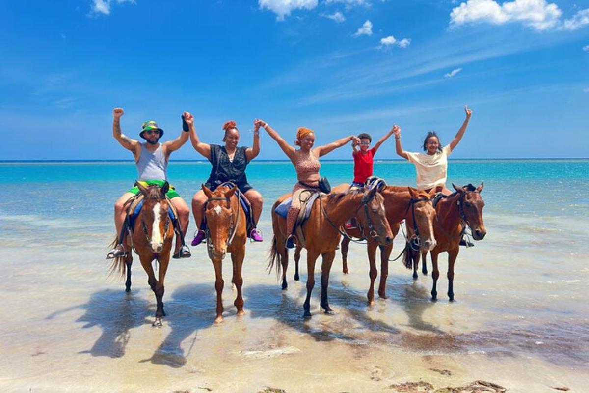 un gruppo di persone a cavallo sulla spiaggia