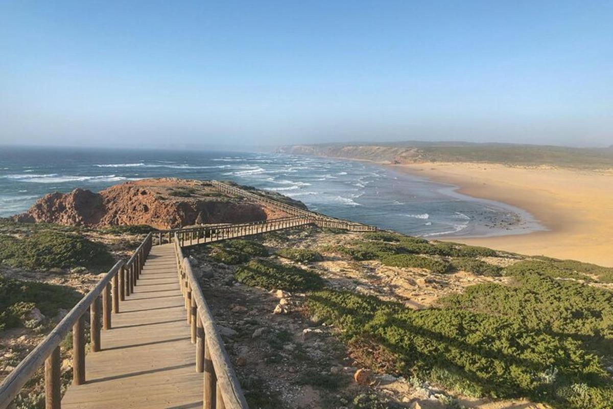 promenáda vedúca k pláži s oceánom