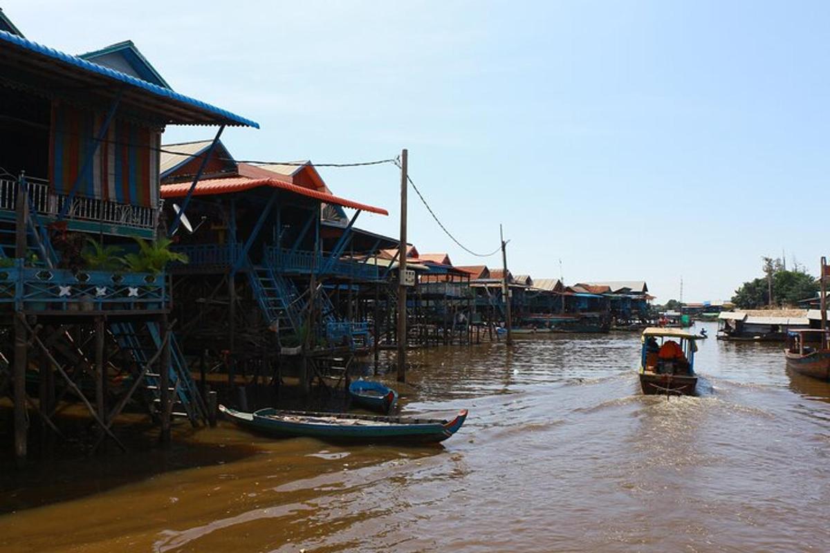 sekumpulan bangunan di sungai dengan bot