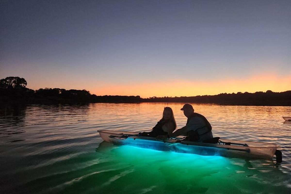 un uomo e una donna seduti in canoa su un lago