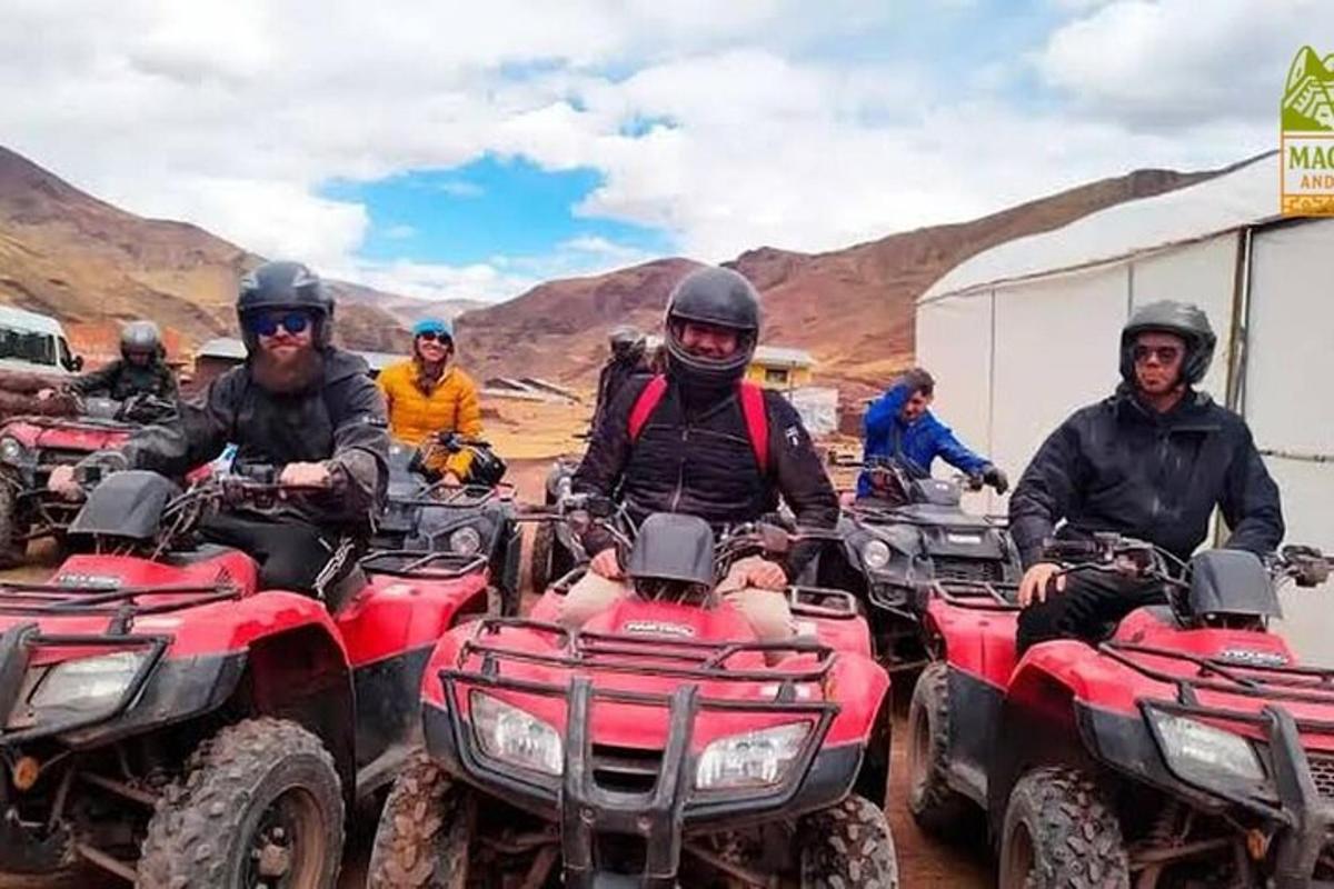 un gruppo di persone sedute su quad nel deserto