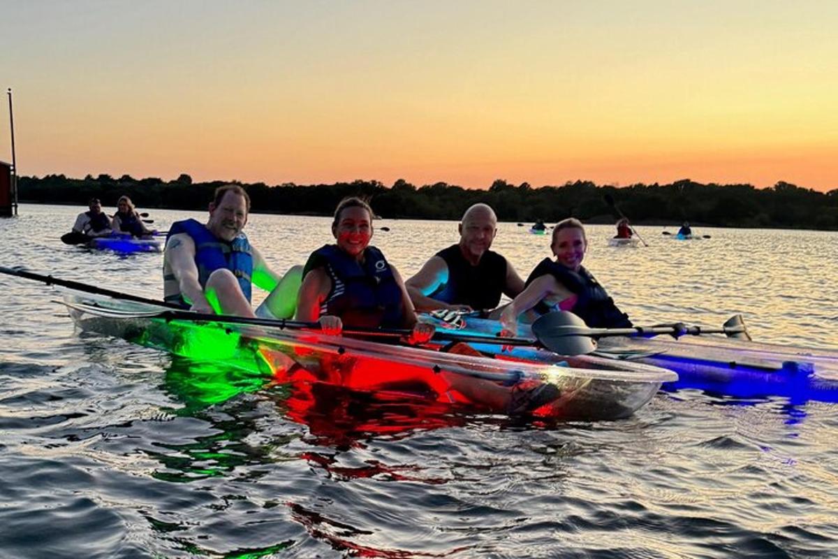 un gruppo di persone è seduto su una barca a remi sull'acqua