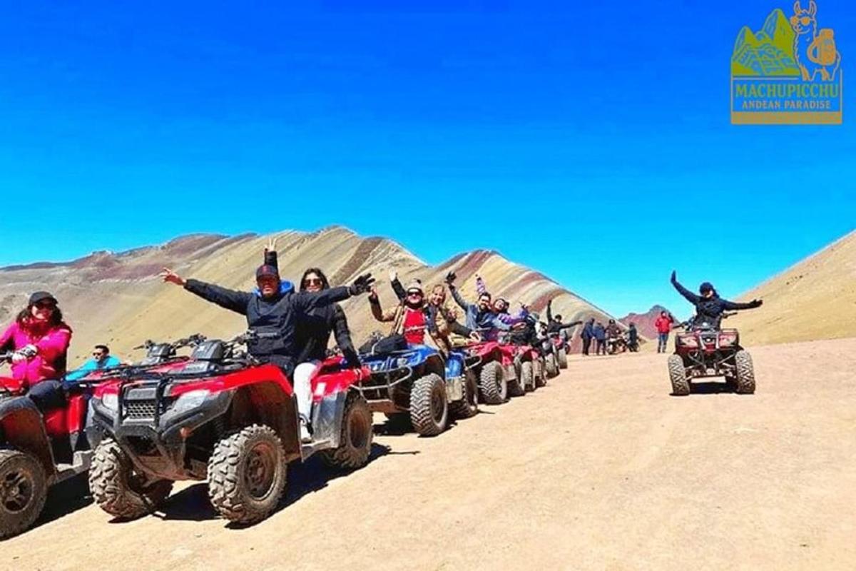 un gruppo di persone su quad nel deserto