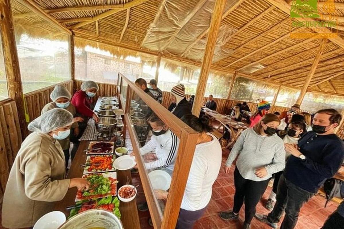 un gruppo di persone in un ristorante che mangiano cibo