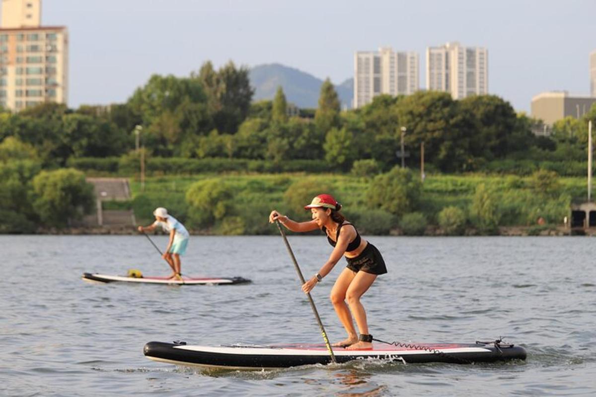 dva lidé na paddleboardech na vodě