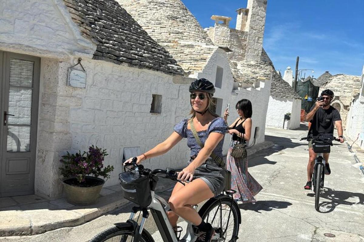 o femeie merge cu bicicleta pe o stradă