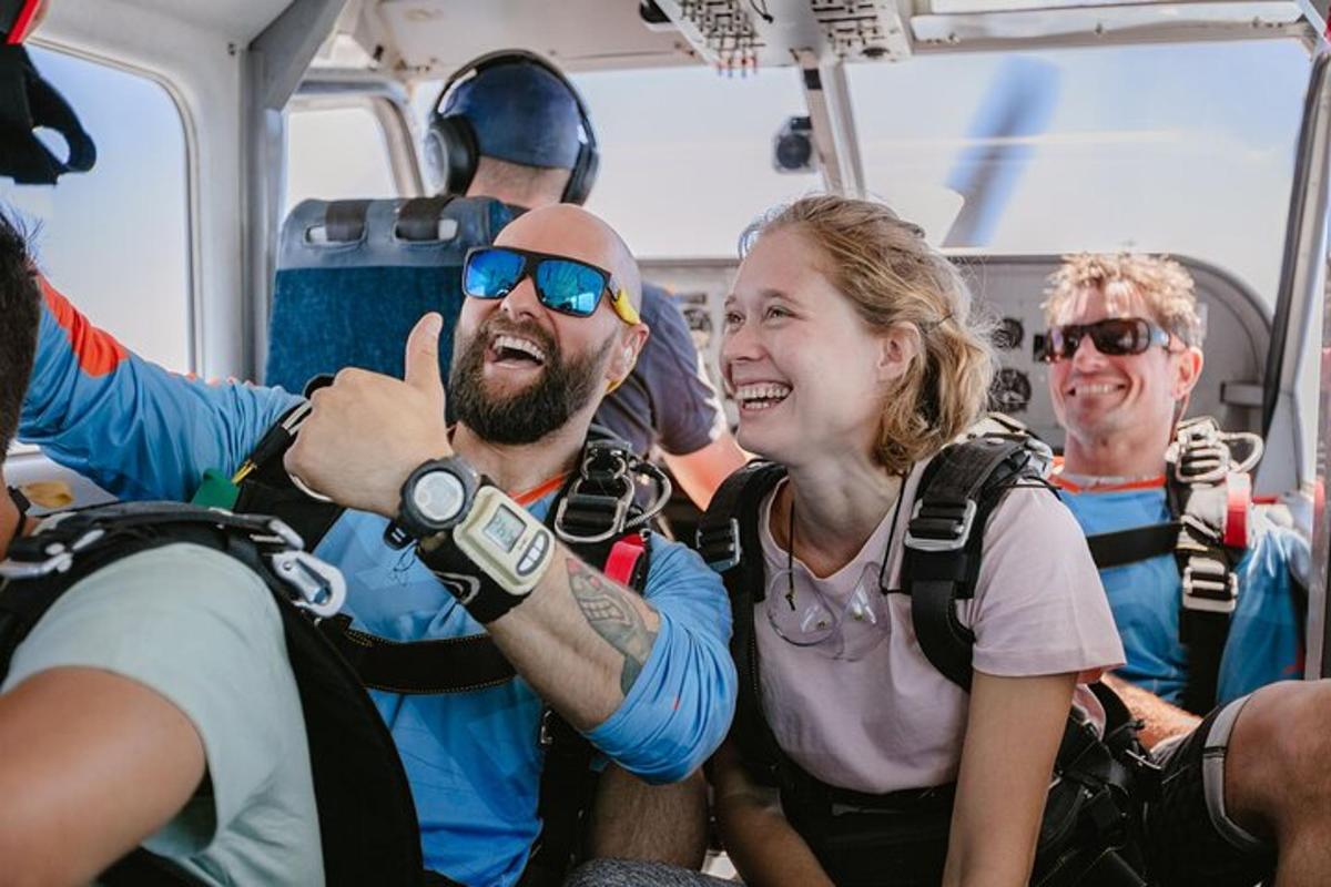eine Gruppe von Menschen, die auf einem Boot fahren