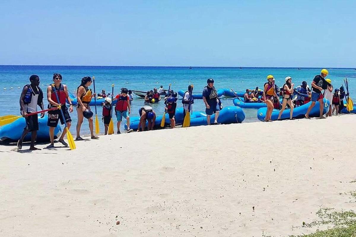 grupa ludzi na plaży z tratwami w wodzie