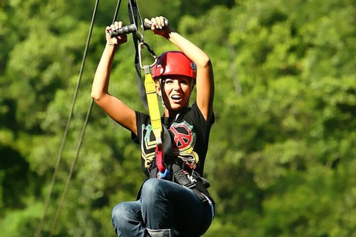 muž držící se lana na zipline