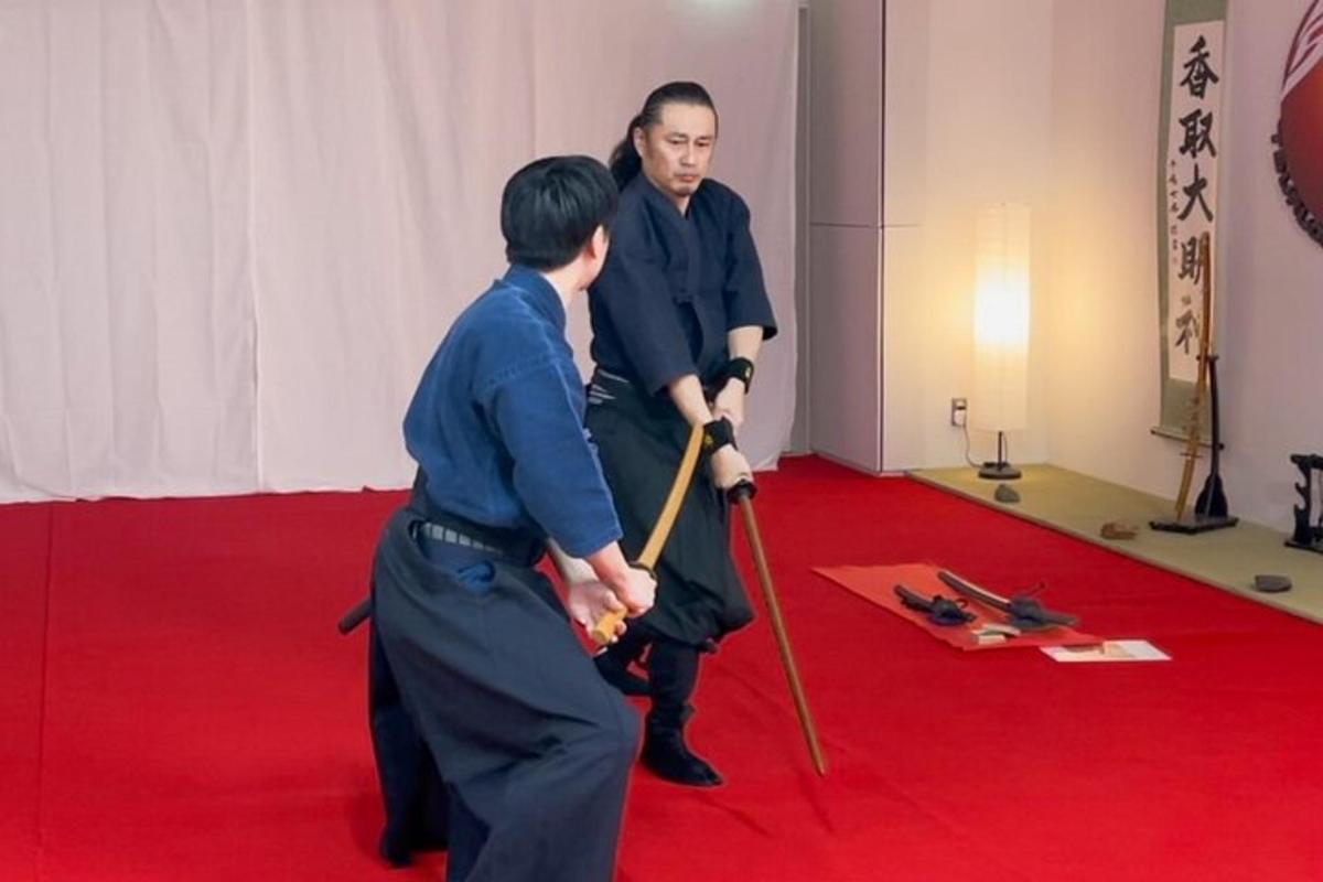 Una pareja de hombres en una habitación con una alfombra roja.