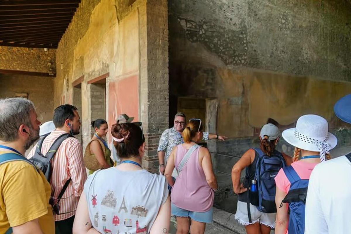 μια ομάδα ανθρώπων που κοιτάζουν έναν πίνακα σε ένα κτίριο