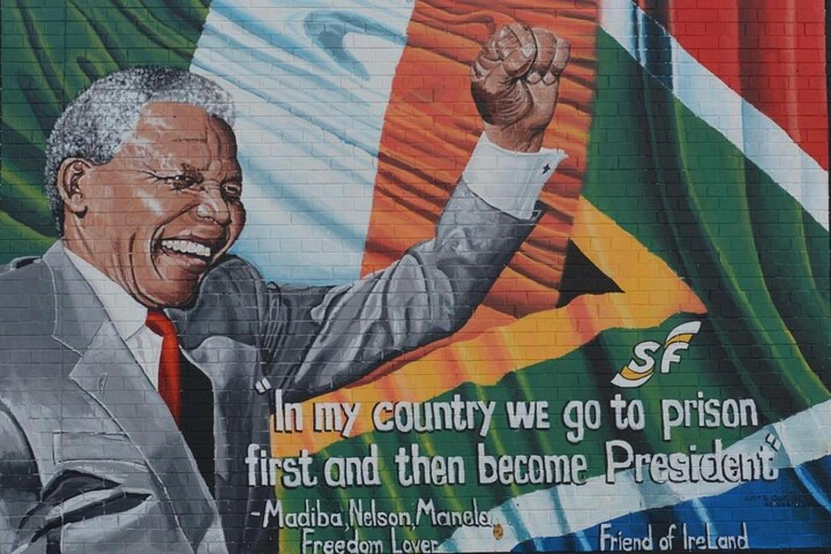 un mural d'un president pintat a la paret