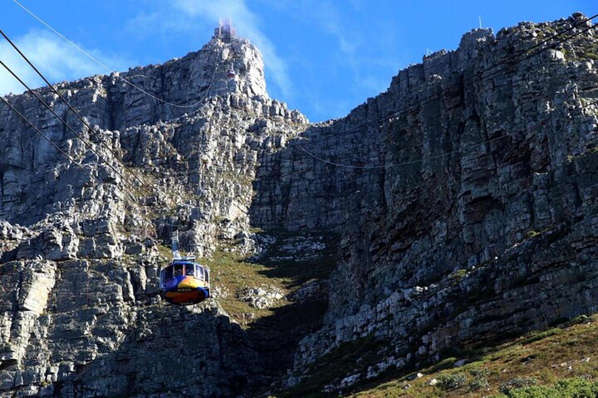 een kabelbaan die de zijkant van een berg opgaat