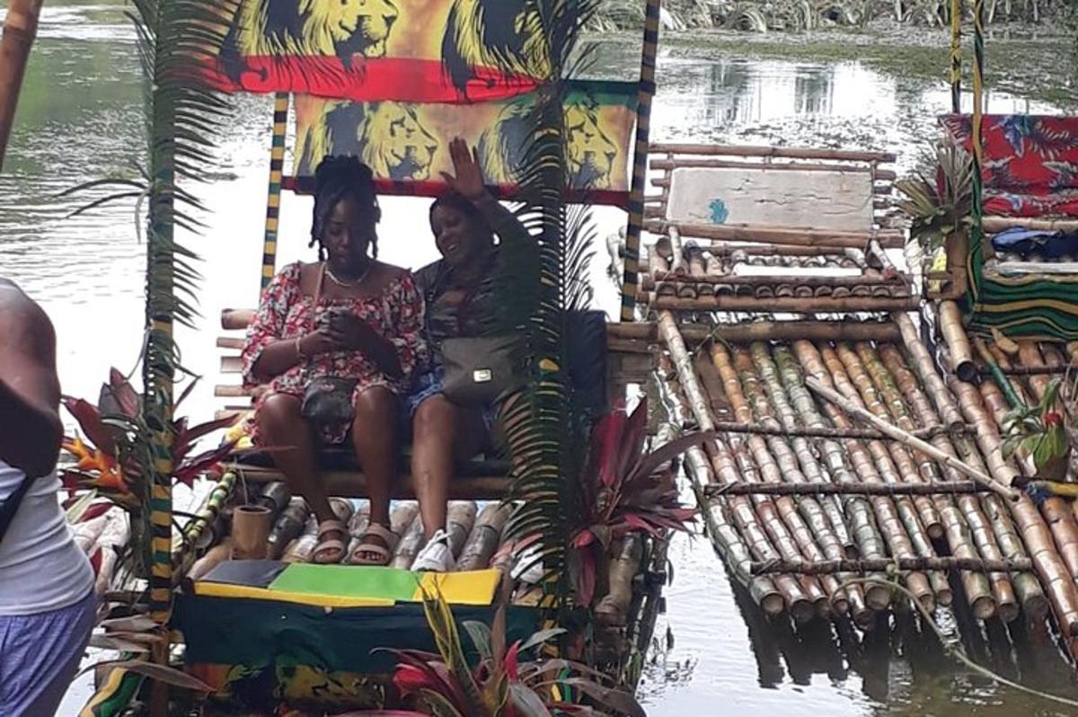 dua wanita duduk di belakang perahu di air
