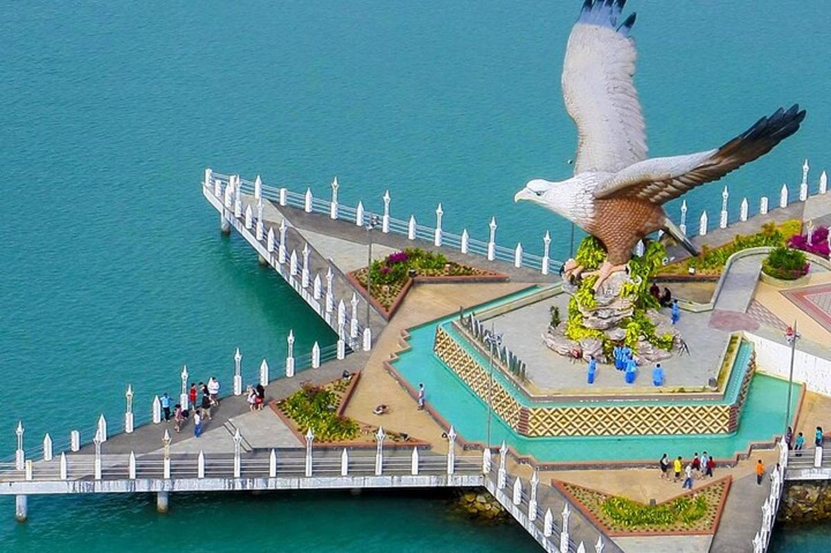 một con chim bay qua cầu tàu bên cạnh mặt nước