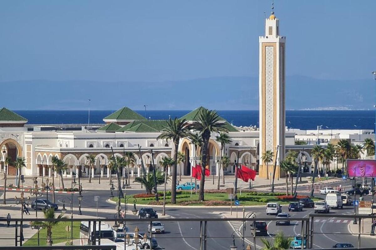 ένα μεγάλο κτίριο με έναν πύργο ρολογιού σε μια πόλη