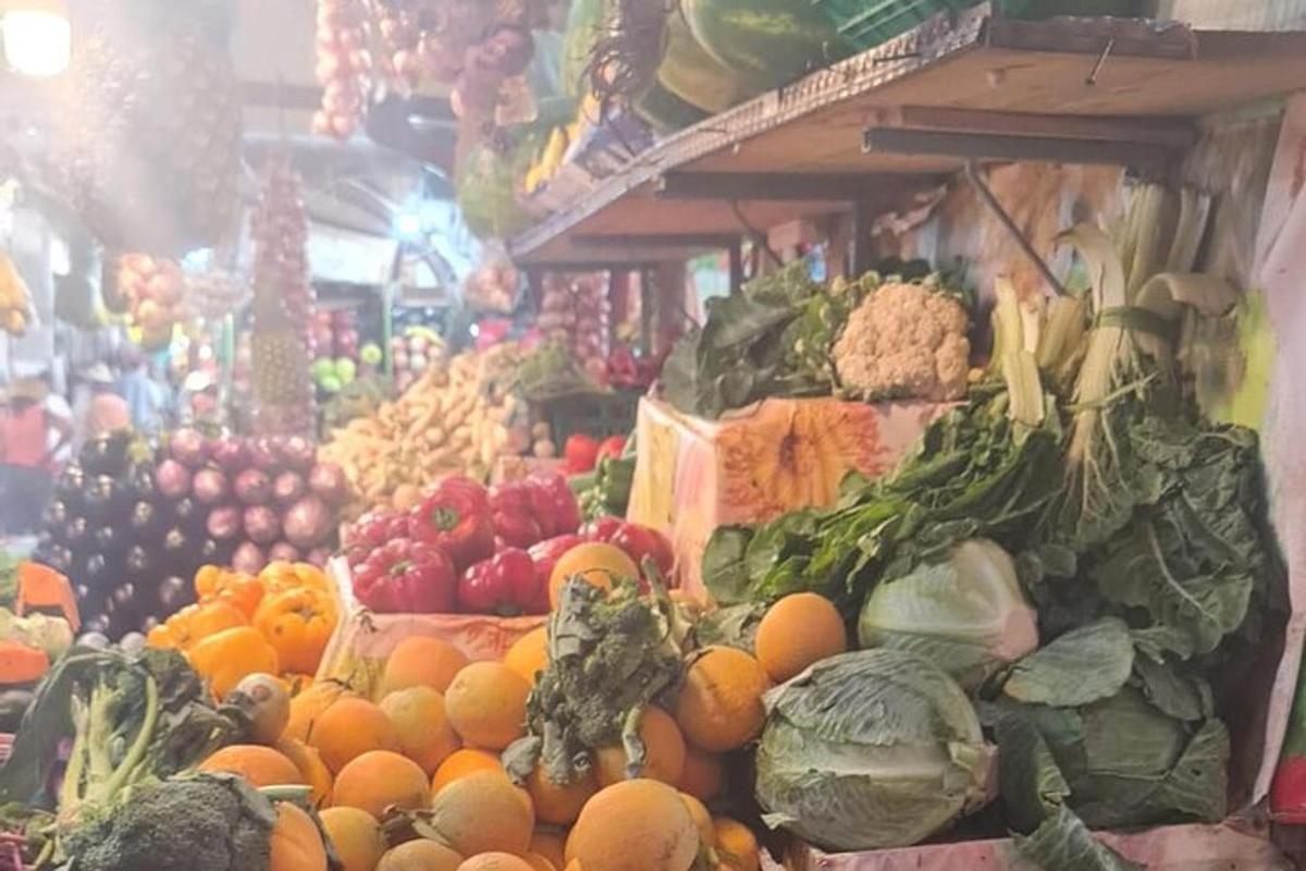 μια έκθεση φρούτων και λαχανικών σε μια αγορά