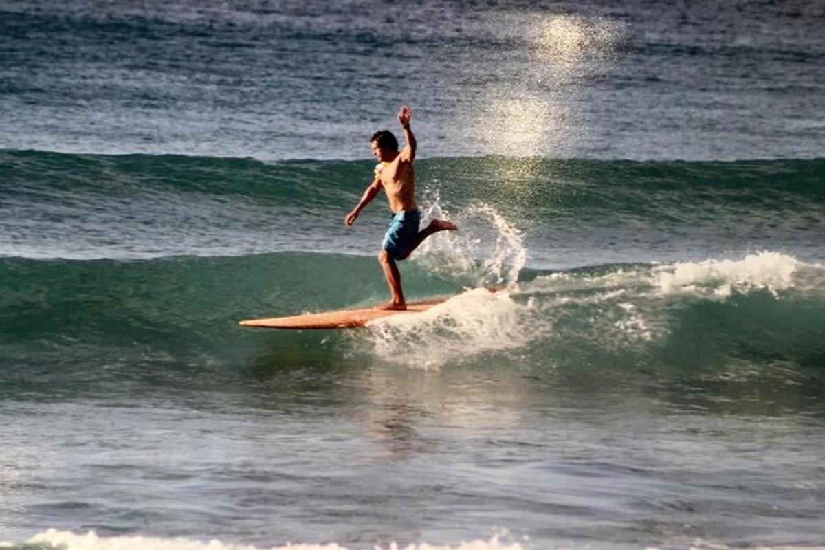 un uomo che cavalca un'onda su una tavola da surf nell'oceano