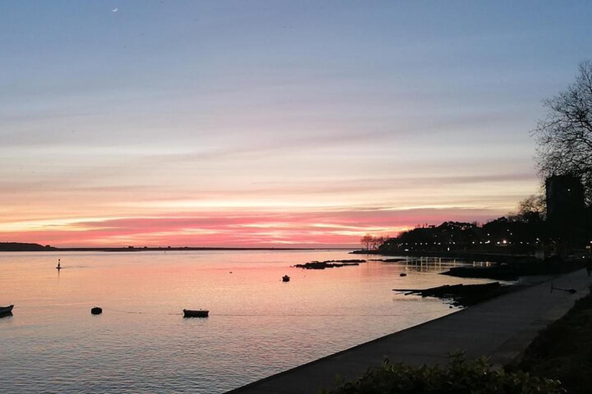 un tramonto su un lago con barche in acqua