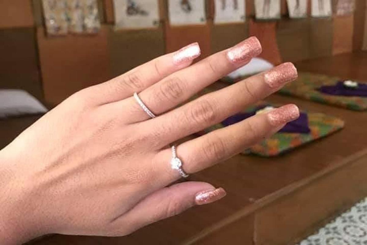 una mujer que lleva dos anillos en su mano