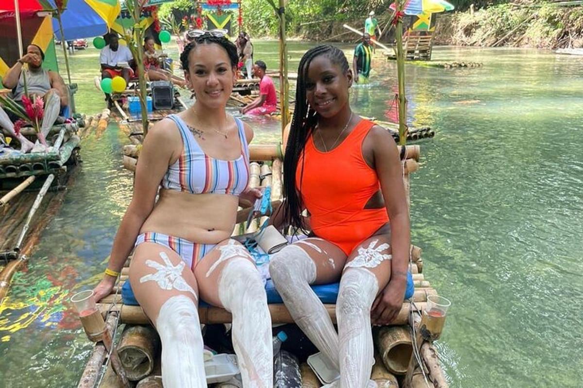 duas mulheres de biquíni sentadas em uma jangada na água