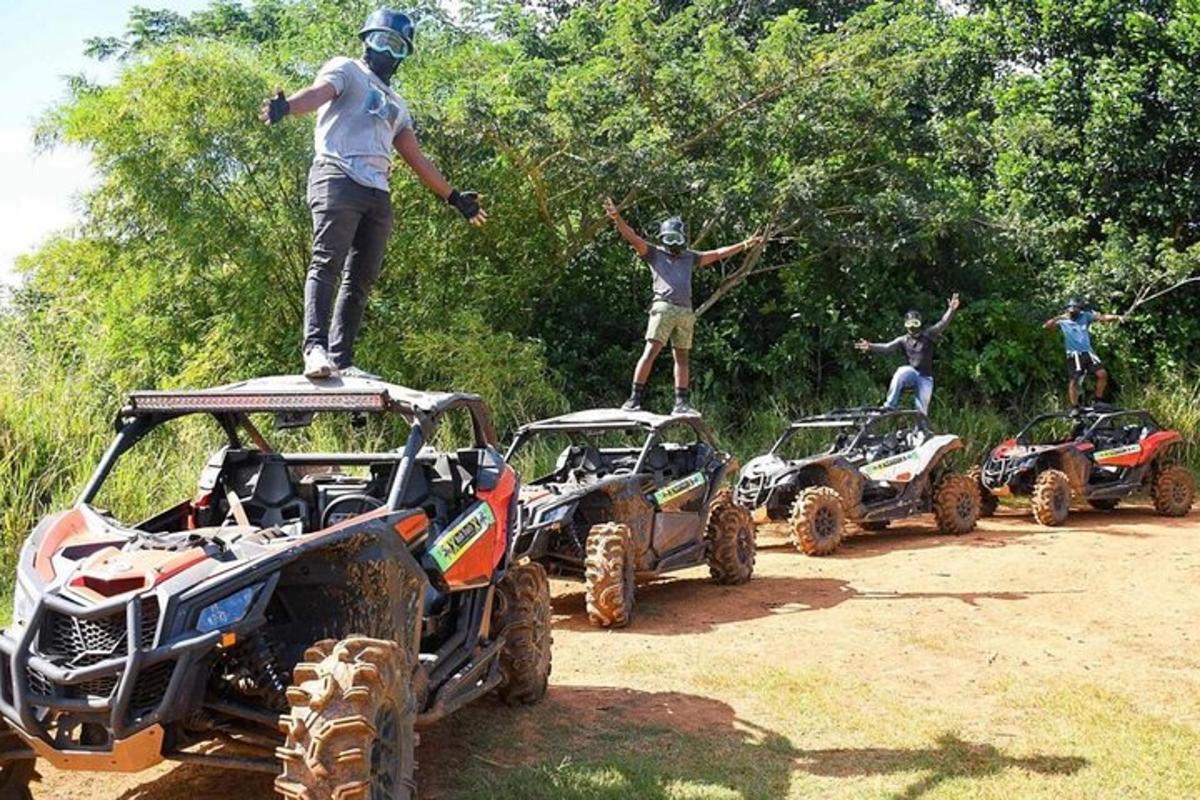 um grupo de pessoas em pé no teto de quatro quadriciclos