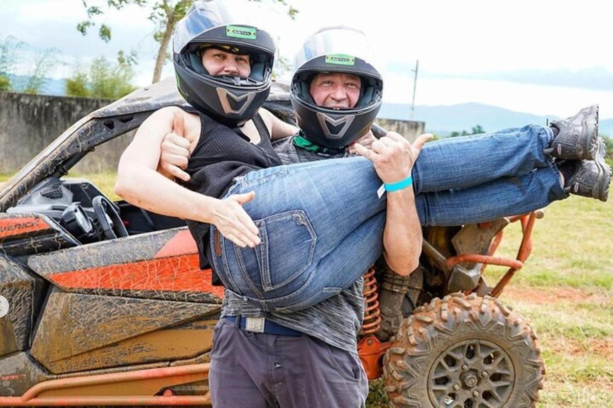 dua pria mengenakan helm berdiri di samping truk