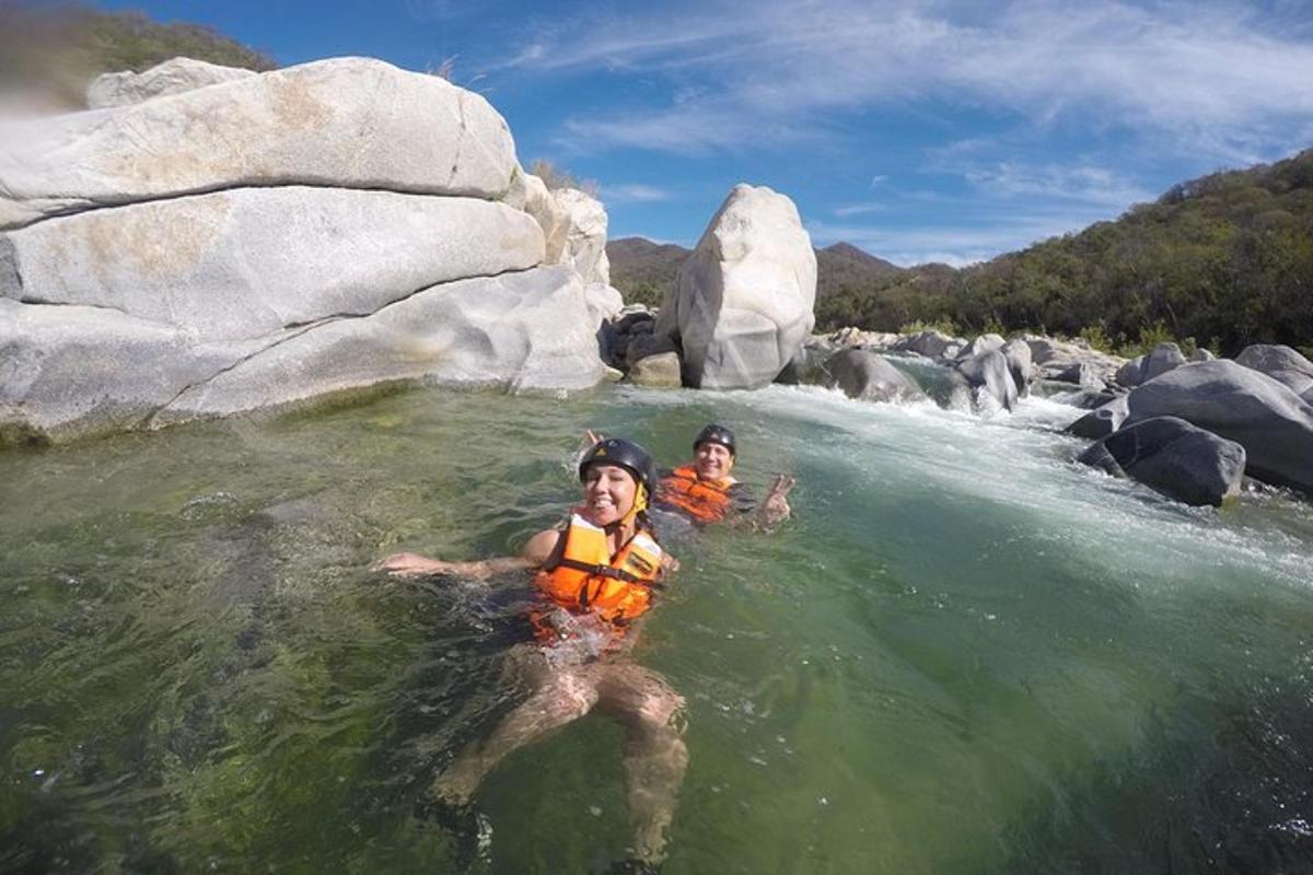 due persone nell'acqua di un fiume