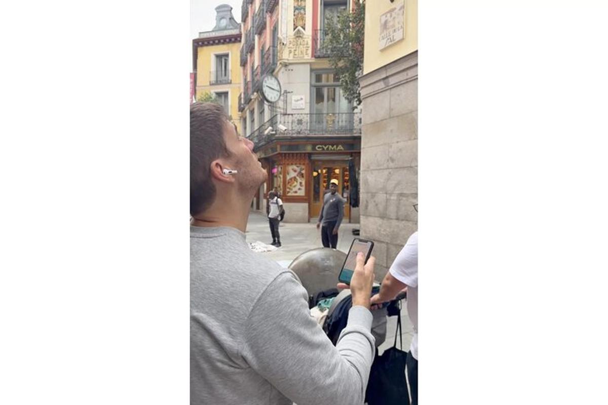 un hombre tomando una foto con su teléfono celular