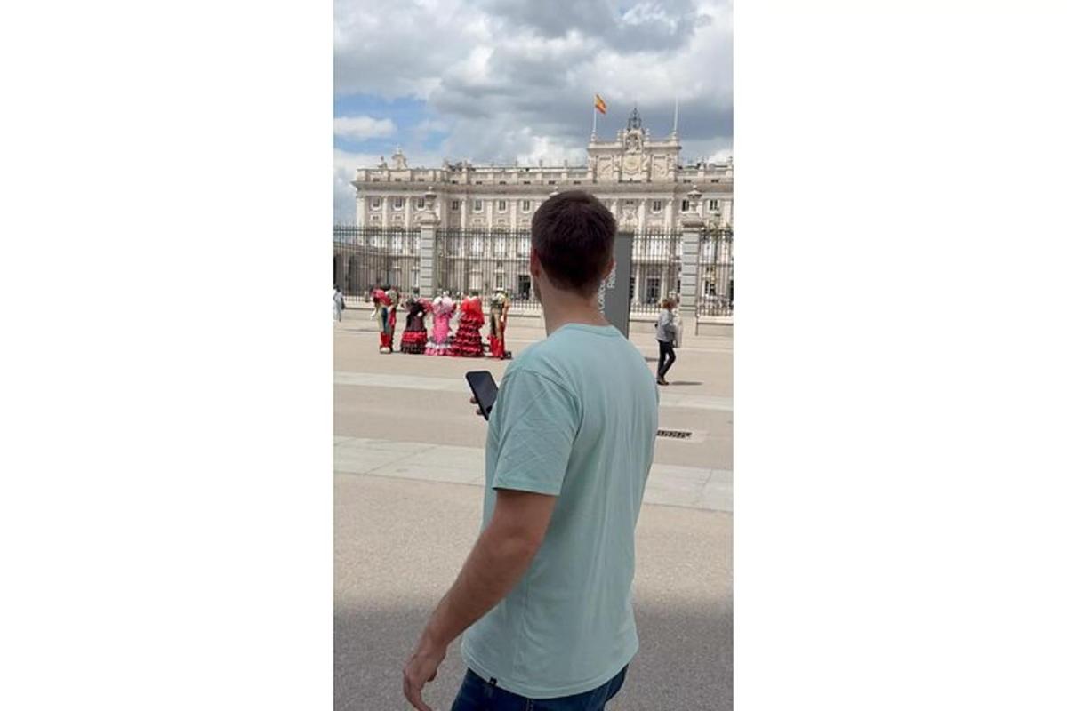 ein Mann steht vor dem Schloss von Versailles