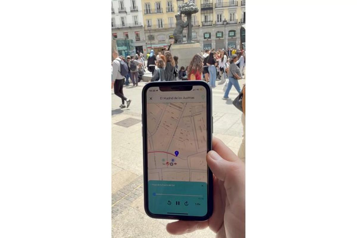 Una mano sosteniendo un teléfono celular con un mapa en él