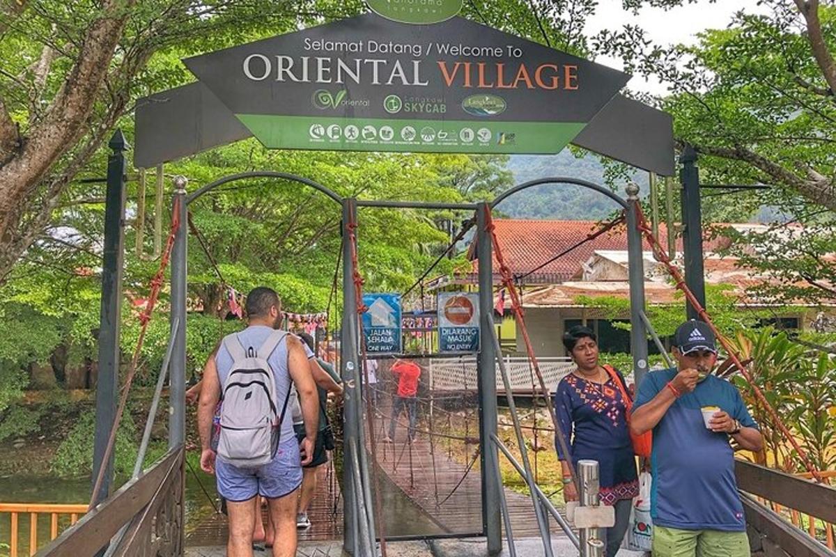 un grup de oameni care trec printr-o poartă într-un sat de distracții