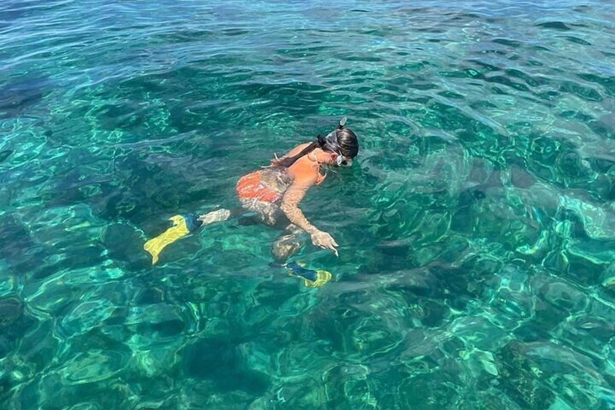 Μια γυναίκα είναι στο νερό με ένα ψάρι