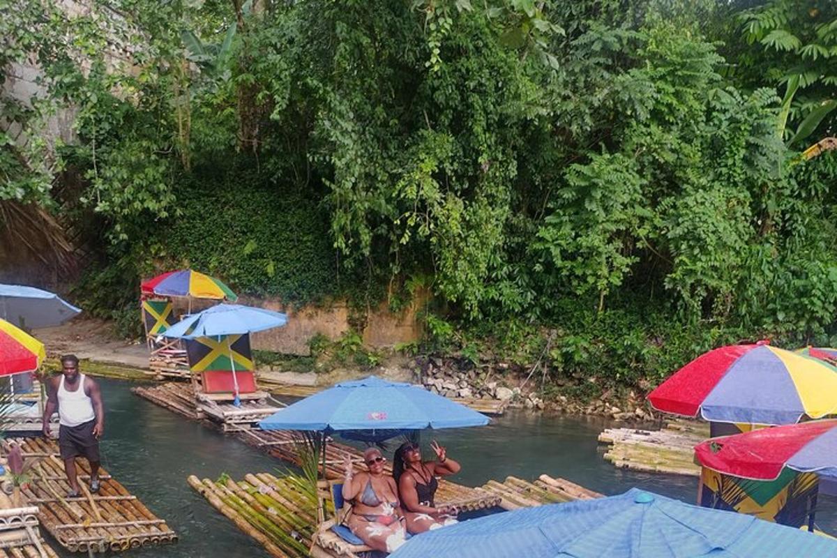 eine Gruppe von Menschen, die unter Regenschirmen auf einem Fluss sitzen