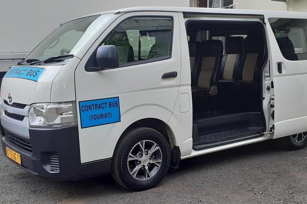 hvítur sendibíll með skilti á hurðinni