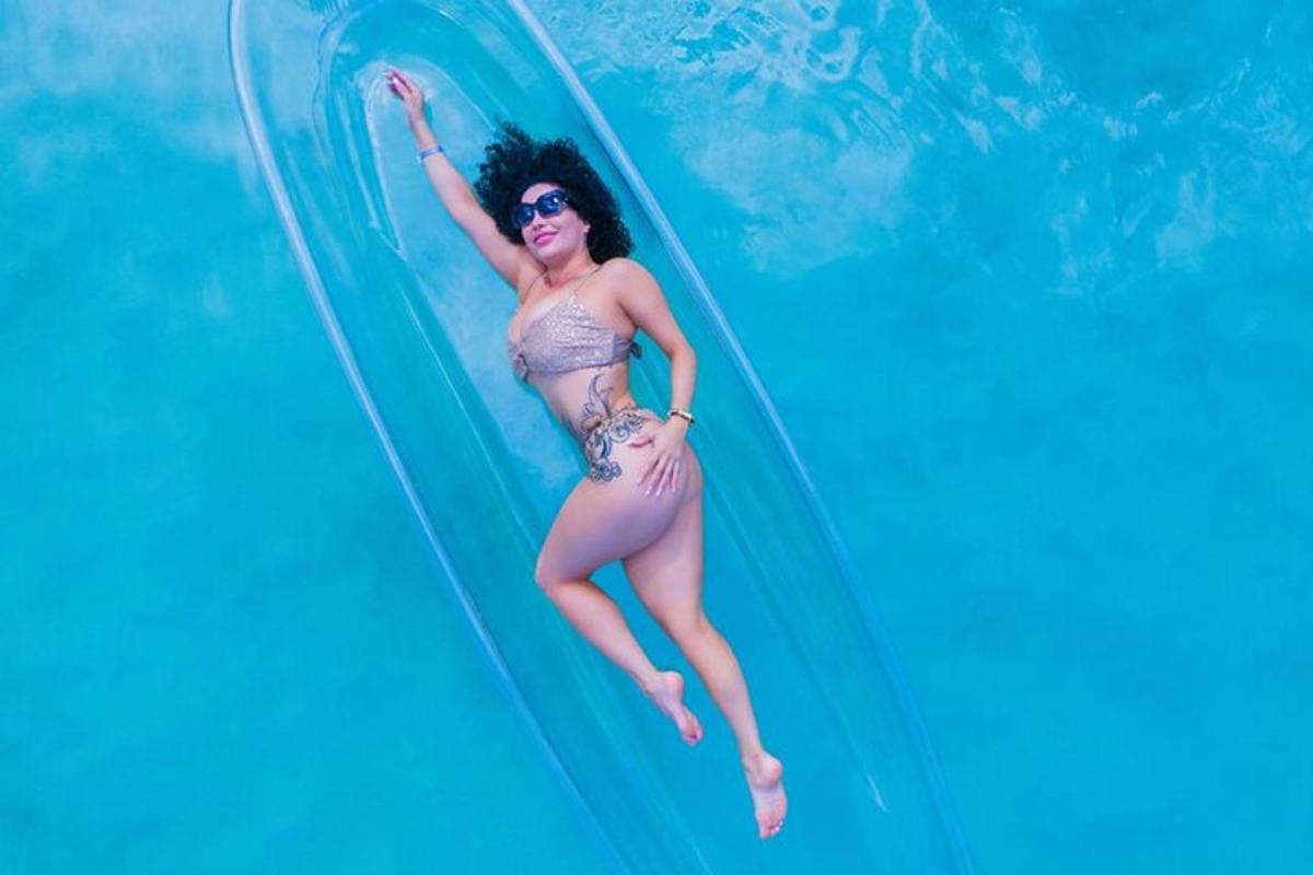 žena v bikinách na surfu ve vodě