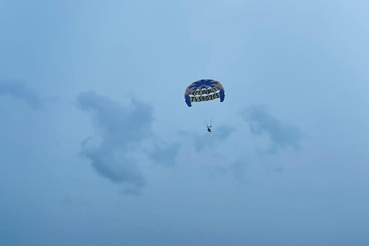 un aquilone sta volando nel cielo