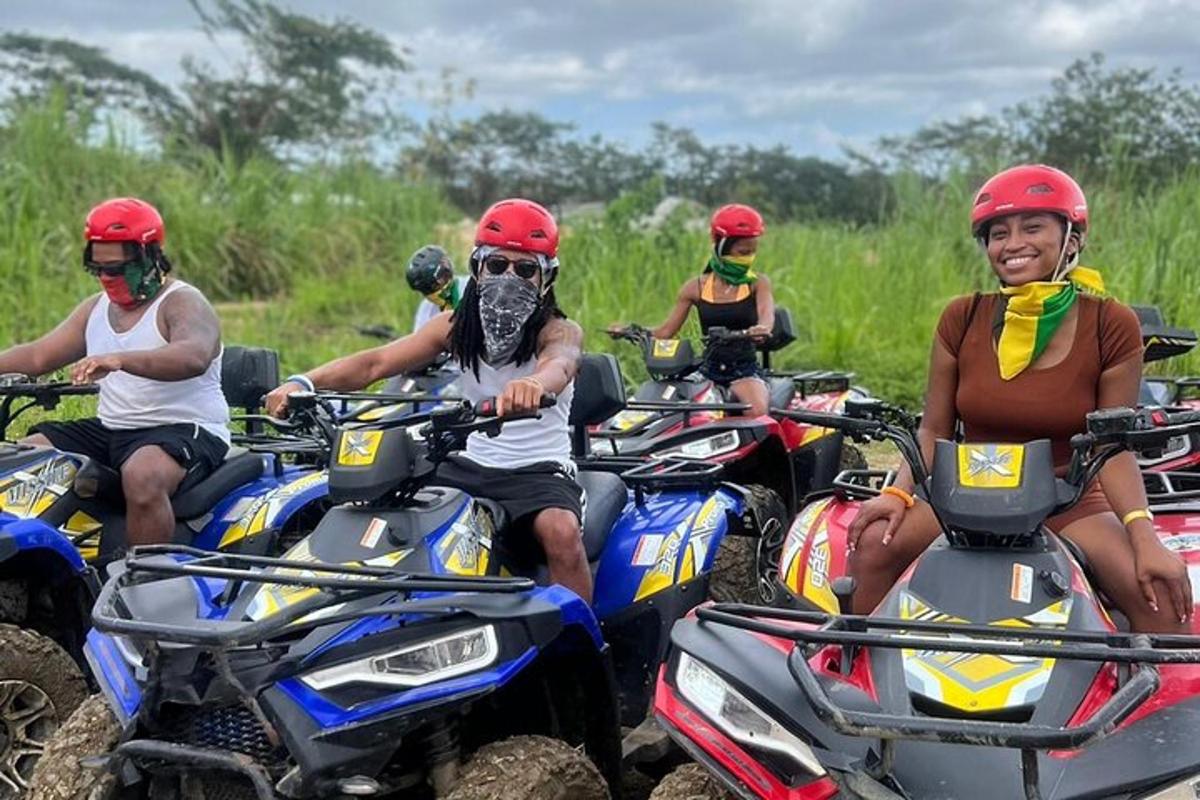 un gruppo di persone che guidano quad in un campo