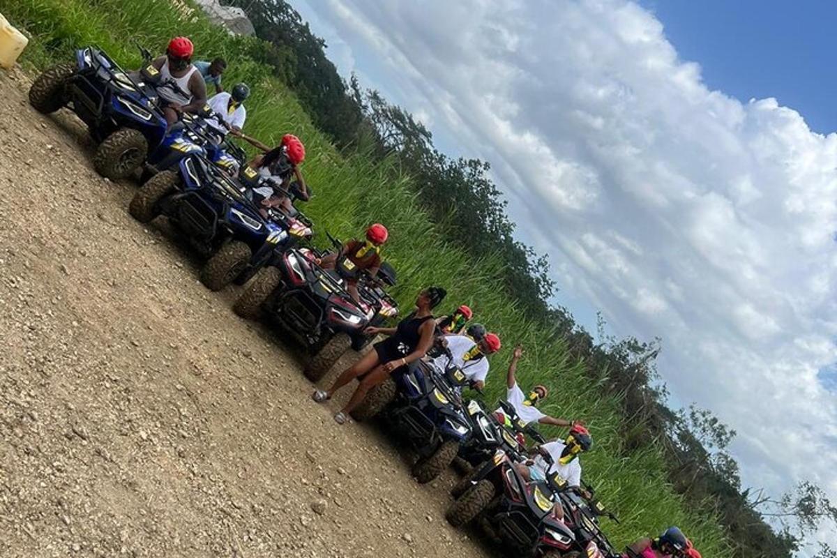 un gruppo di persone in piedi su quad in un campo