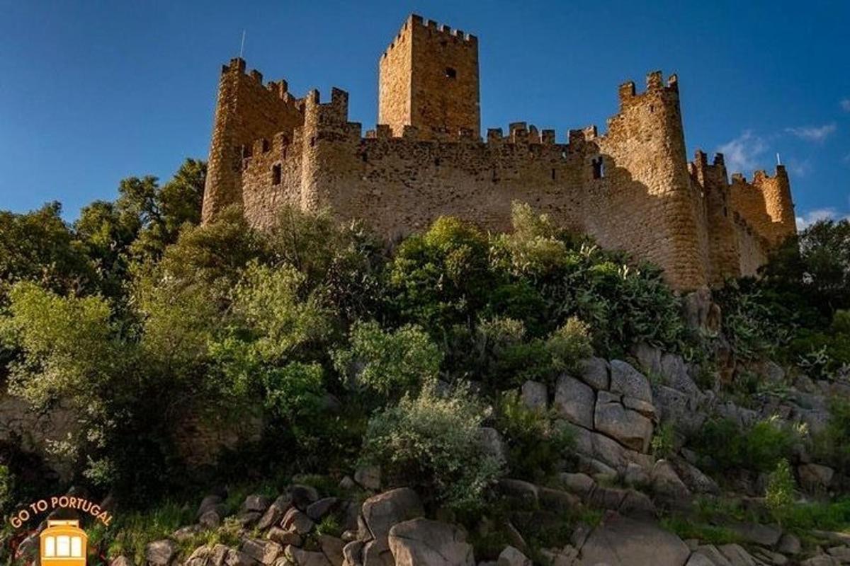 un grande castello situato in cima a una collina rocciosa
