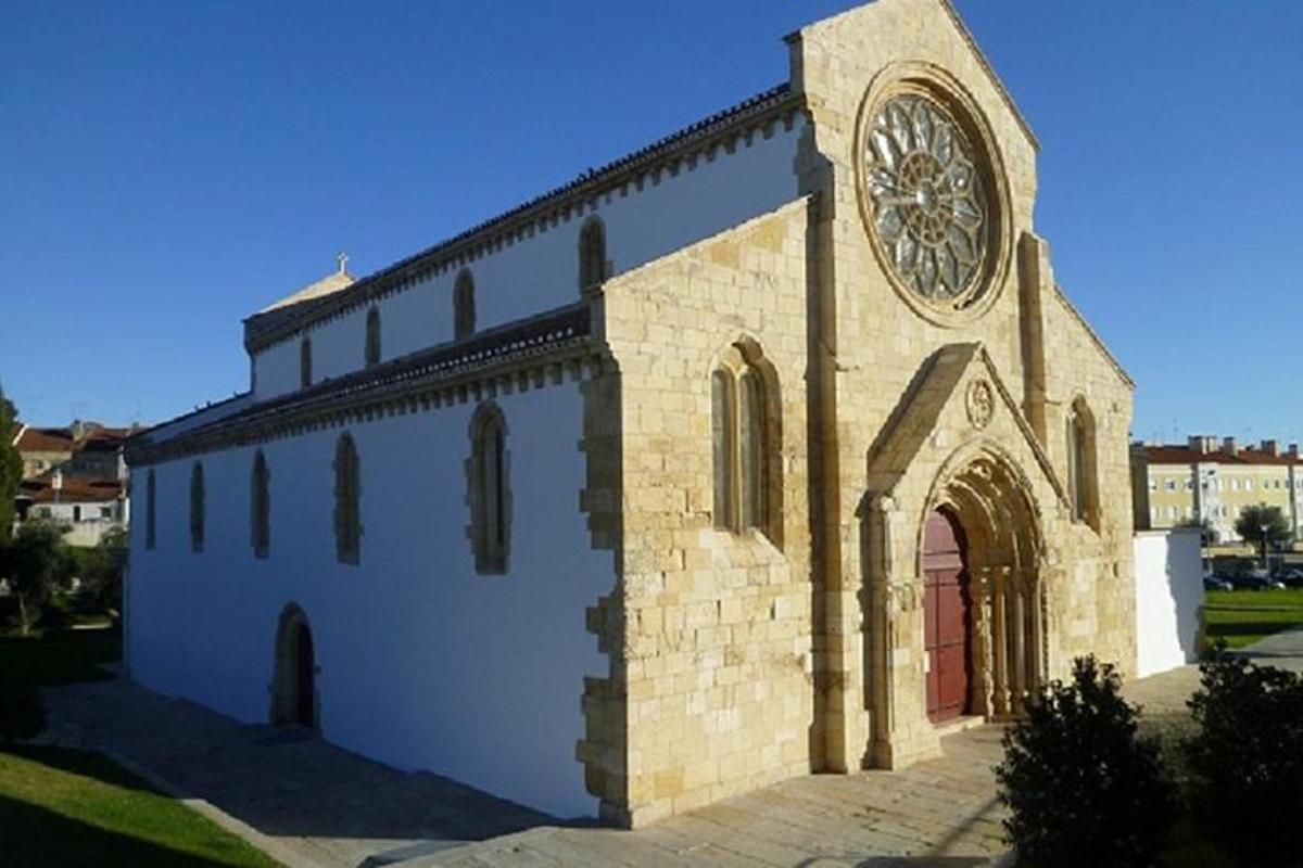 una chiesa con un orologio sul lato