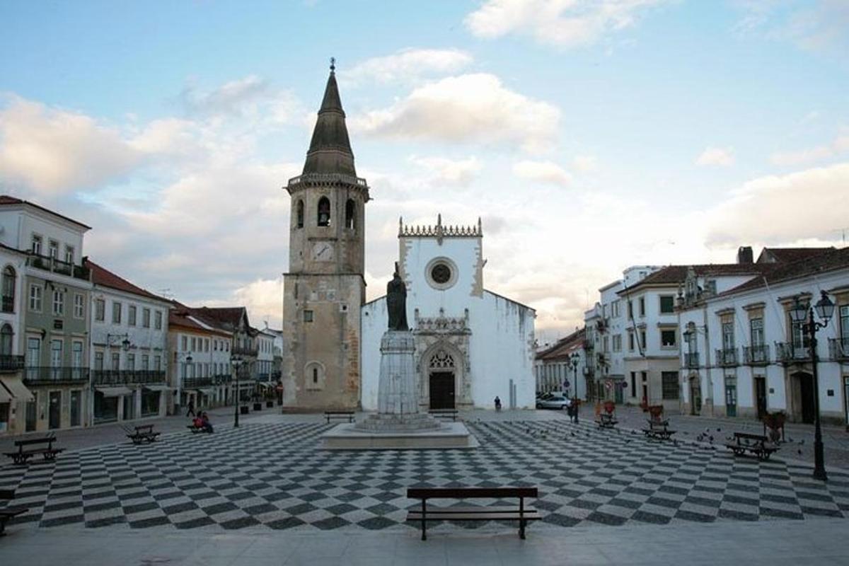 un edificio con una torre dell'orologio in mezzo a una strada