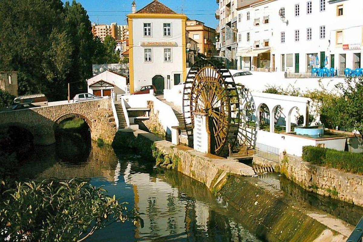 un ponte sopra un fiume in una città con edifici